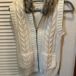 Grane Cream and Gray V-Neck Cable Knit Sweater
